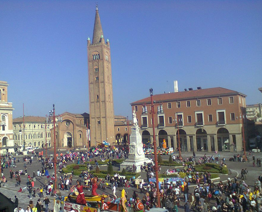 Carnevale in Piazza. Parata di artisti e lo show di Radio 105