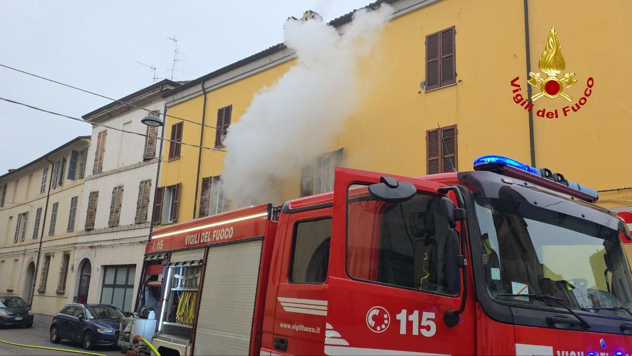 Incendio in centro storico, donna tratta in salvo dai vigili del fuoco
