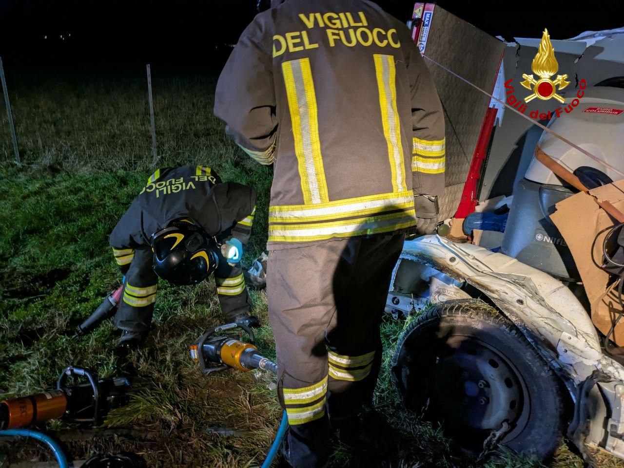 Incidente in A14 tra un furgone e un tir