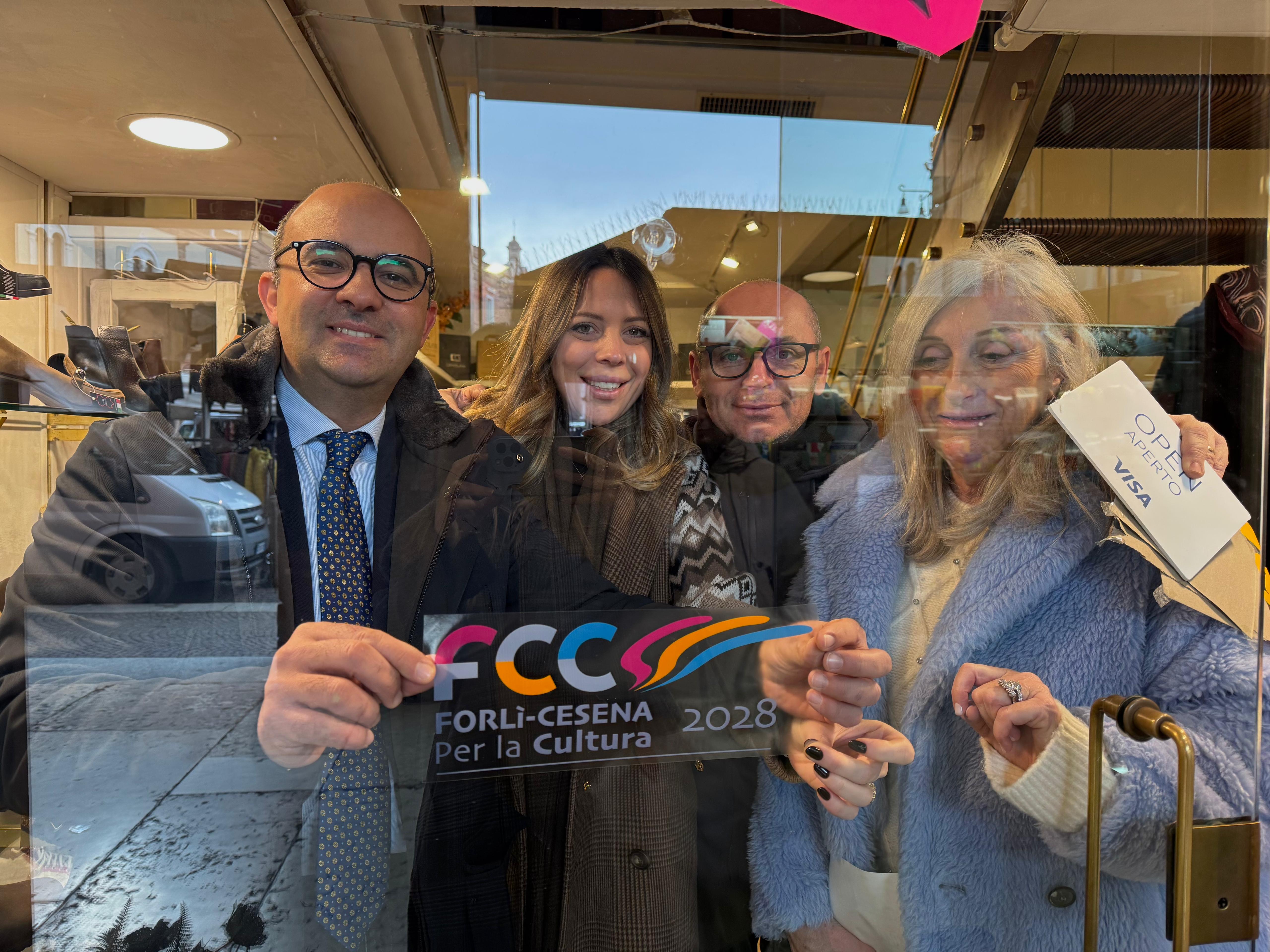 Capitale della cultura, vetrofanie con il logo in tutti i negozi del centro