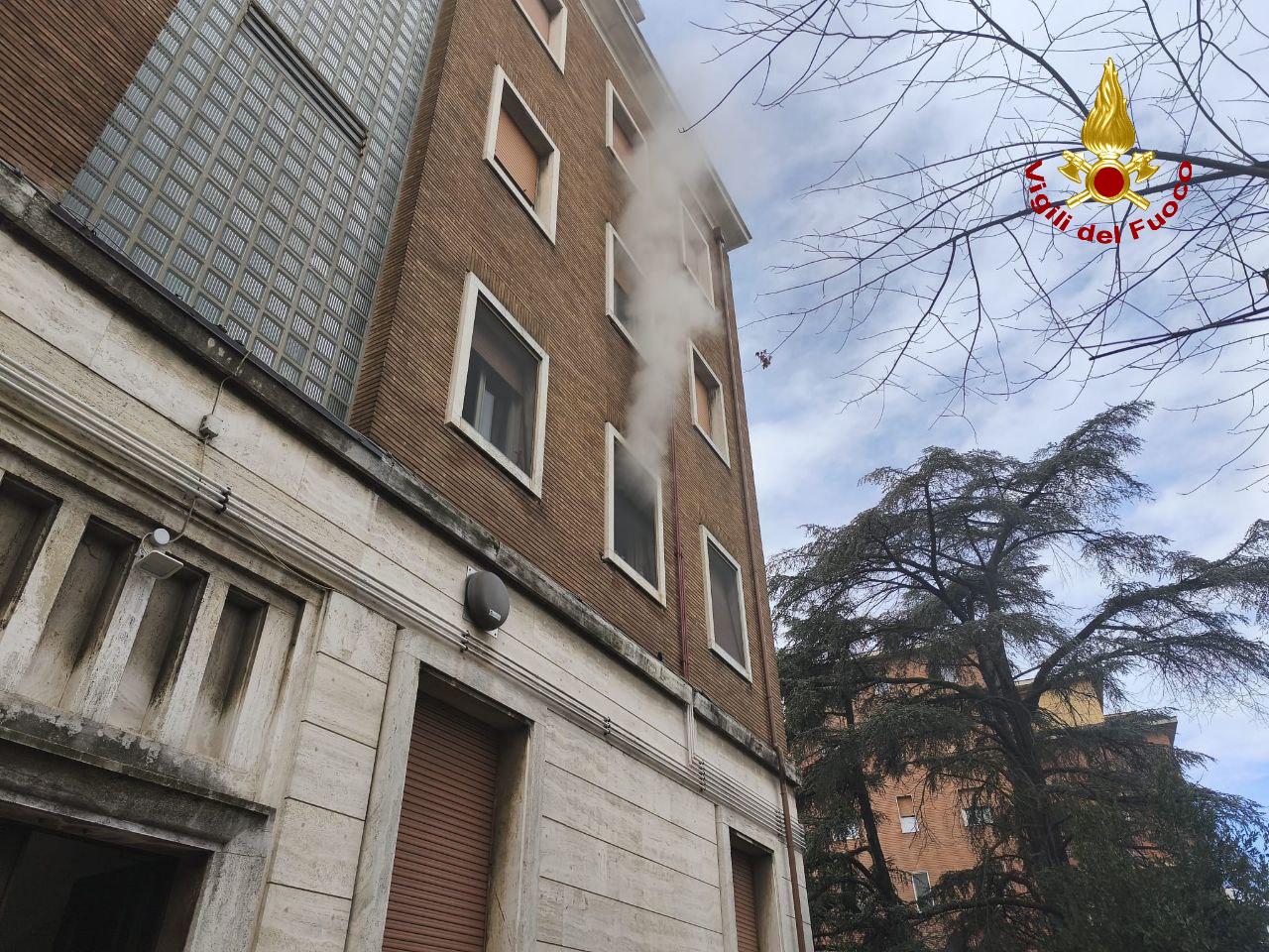 Incendio in Viale della Libertà, una persona intossicata dai fumi