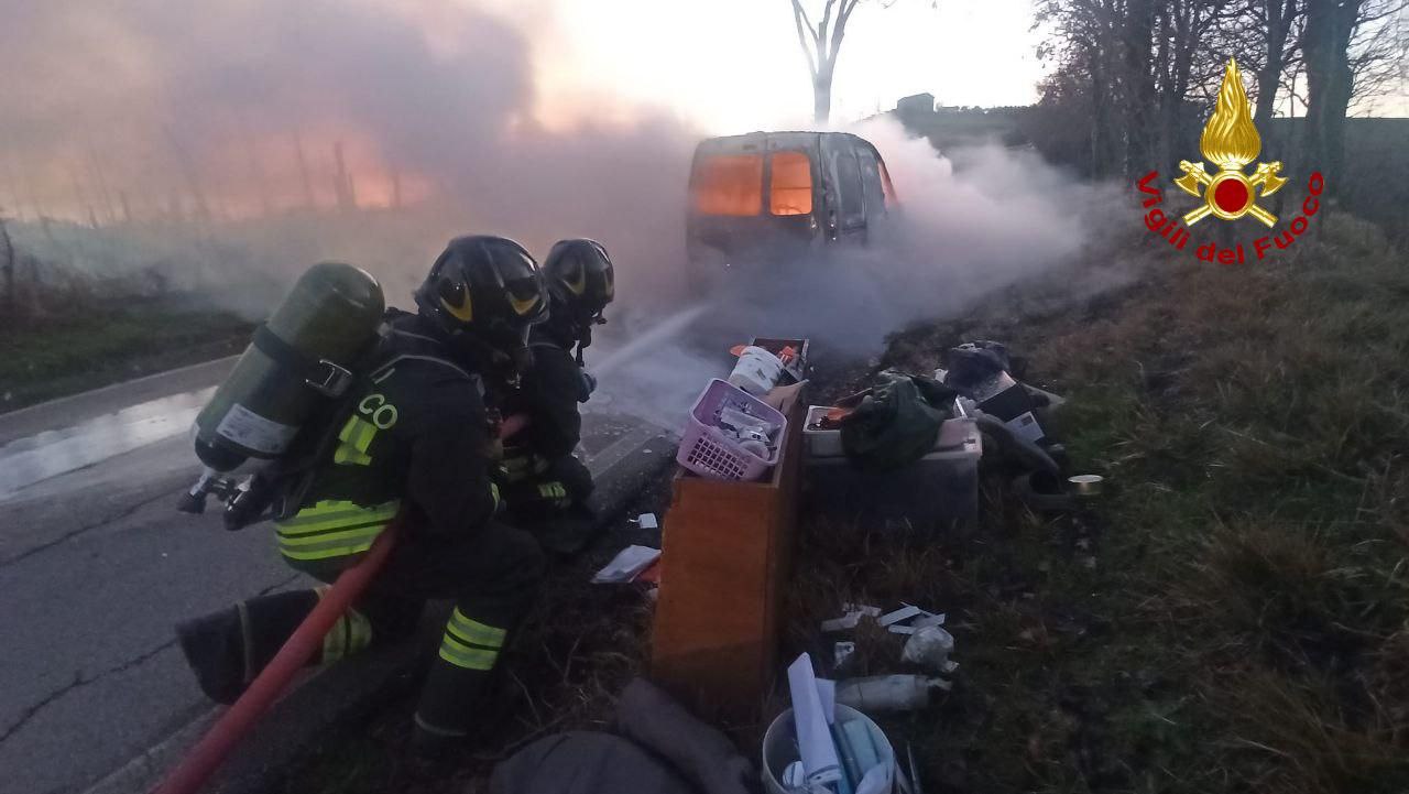 Furgone in fiamme in Via Polenta