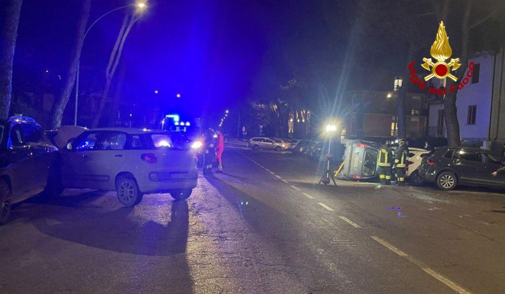 Scontro tra due auto in Viale Kennedy, due persone in ospedale