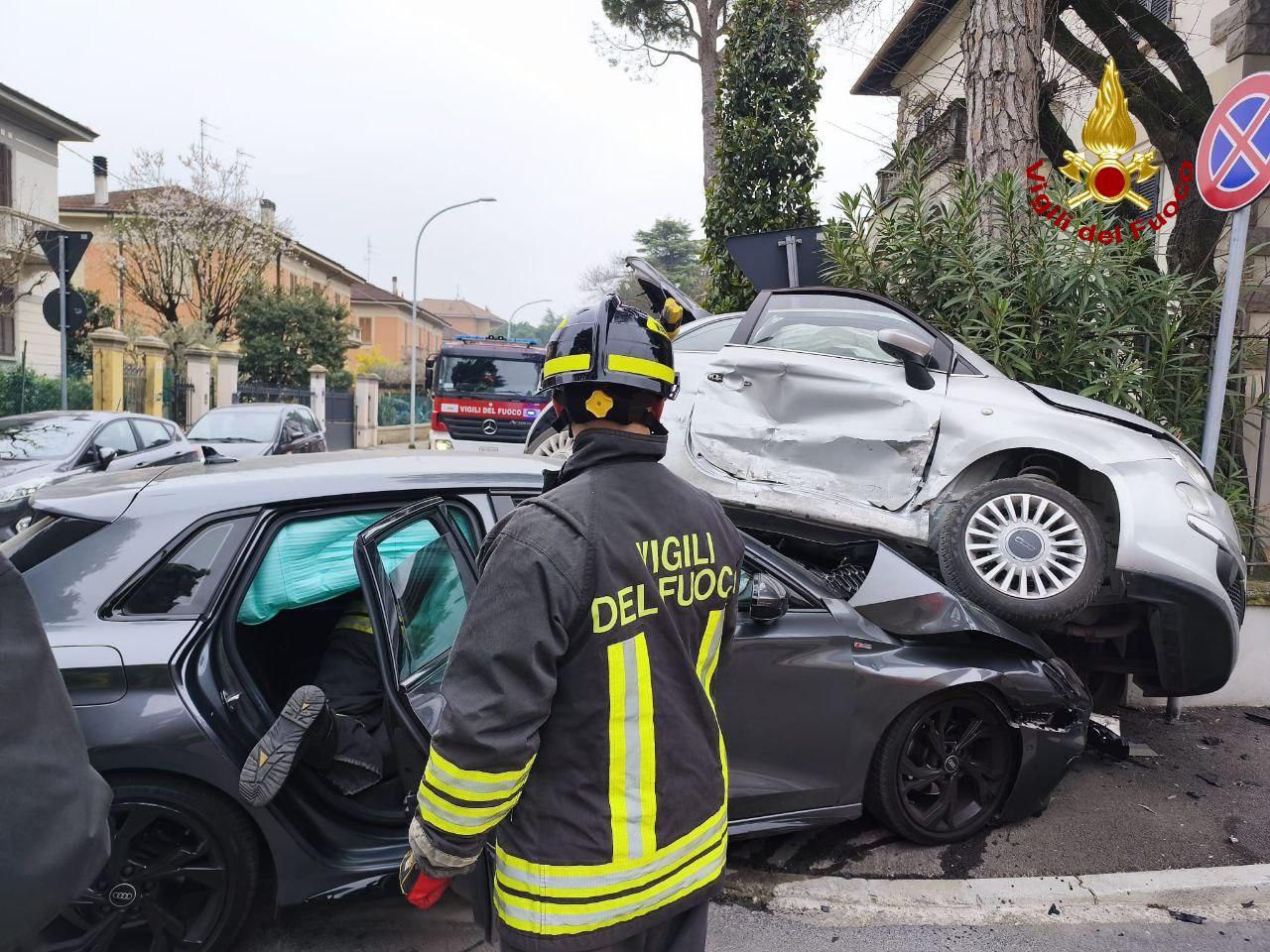 Incidente in Via Primo Maggio, scontro tra due auto