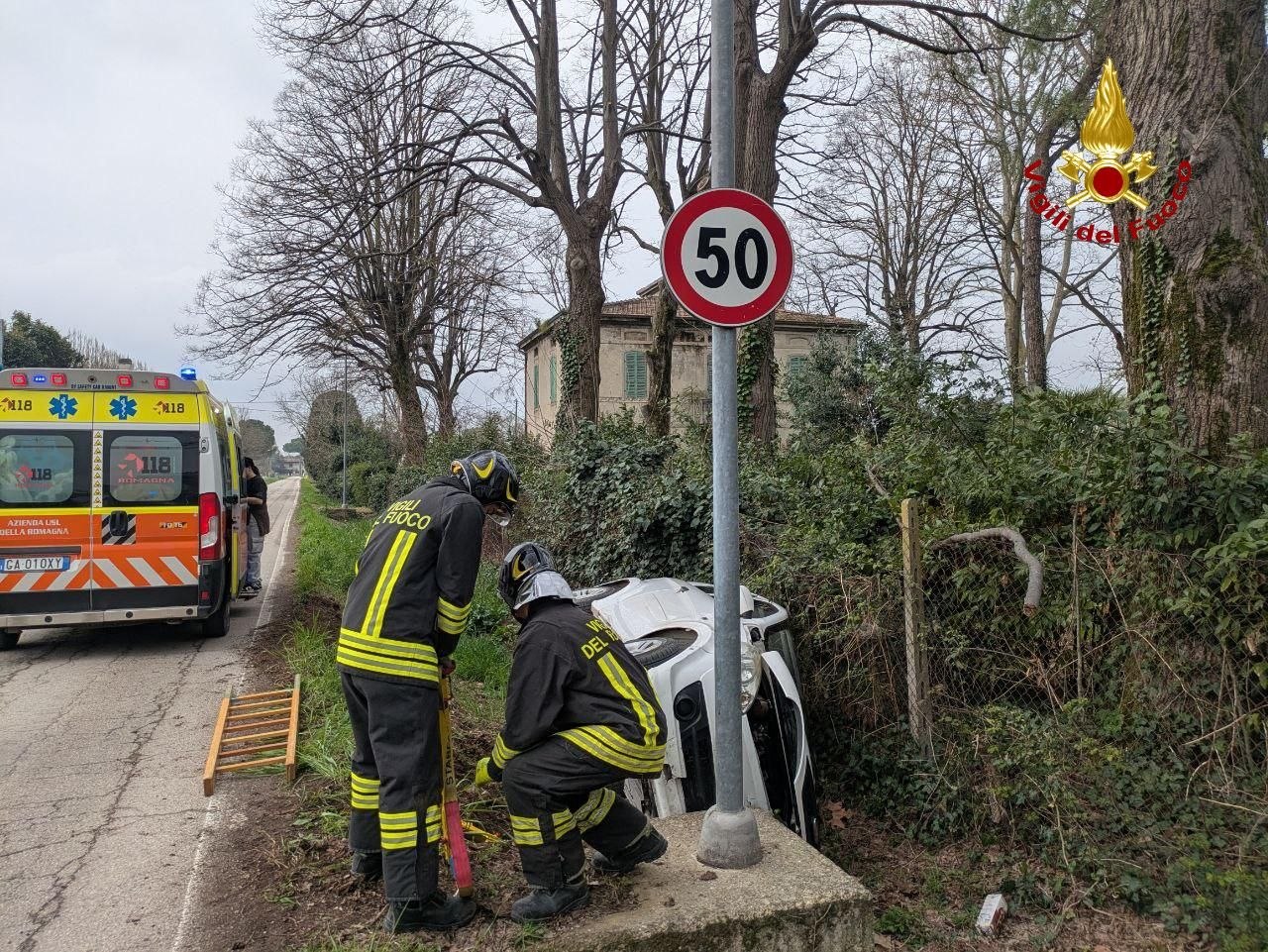 Auto sbanda, si ribalta e finisce nel fosso in Via Nuove Fondine